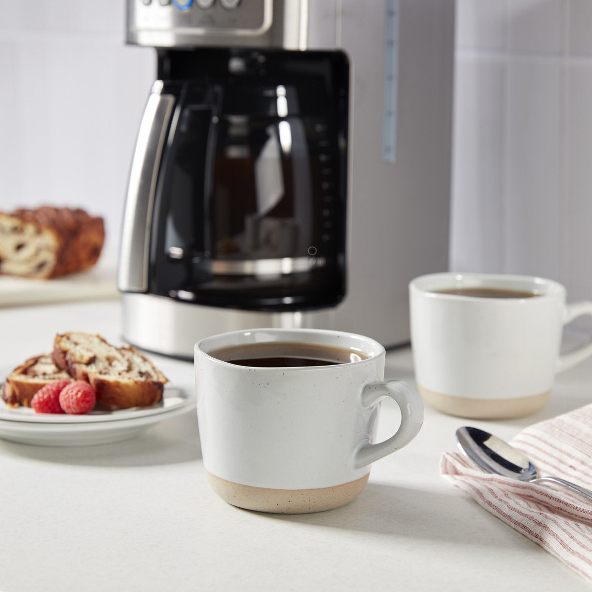 Cafetera programable Cuisinart de 14 tazas con jarra de vidrio DCC-3200BKSP1